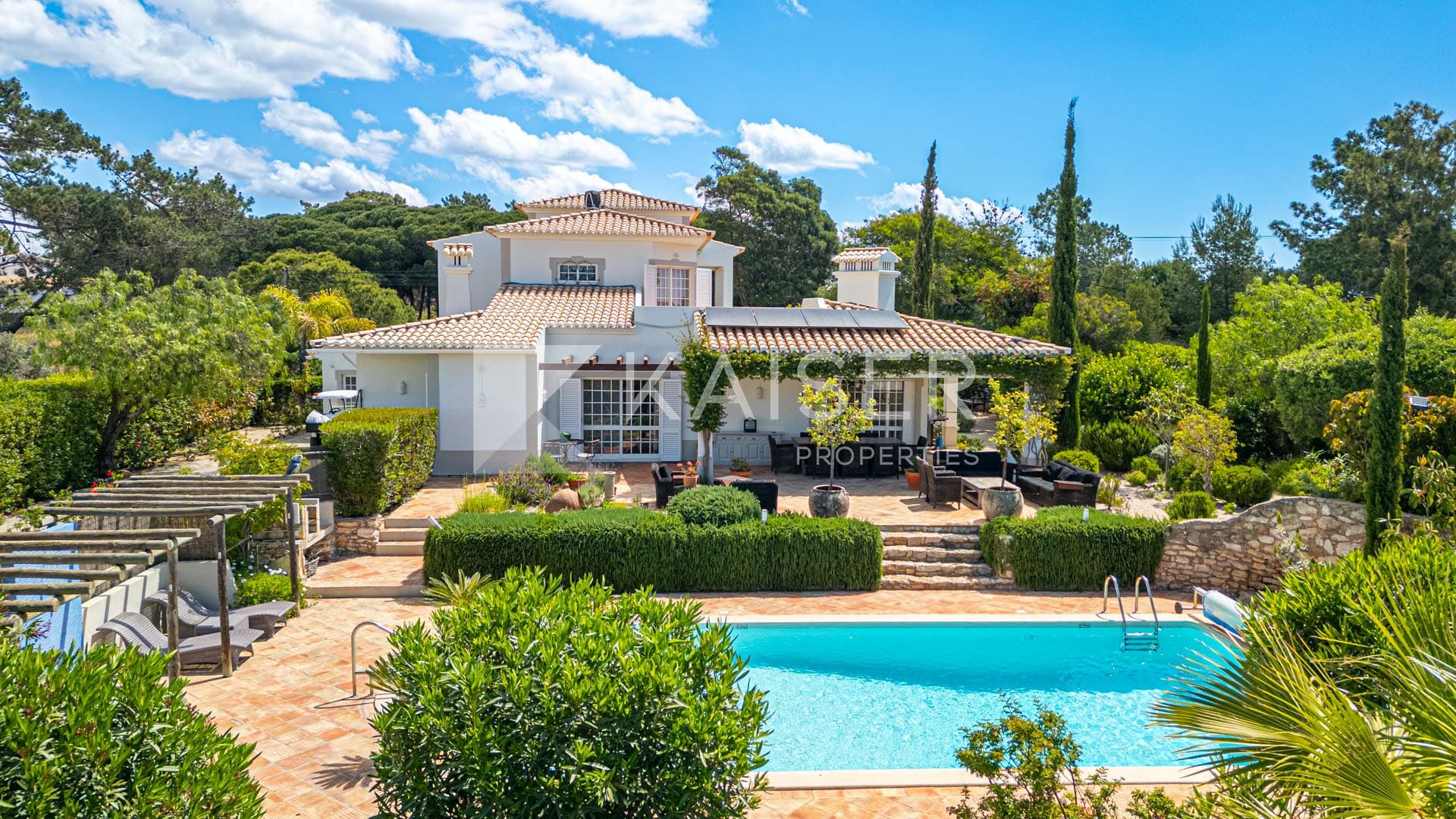 Renovated 3-bedroom villa, heated pool, resort setting