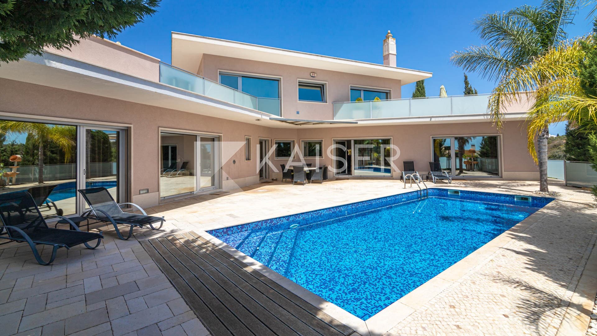 4-bedroom villa with superb views, basement and garage