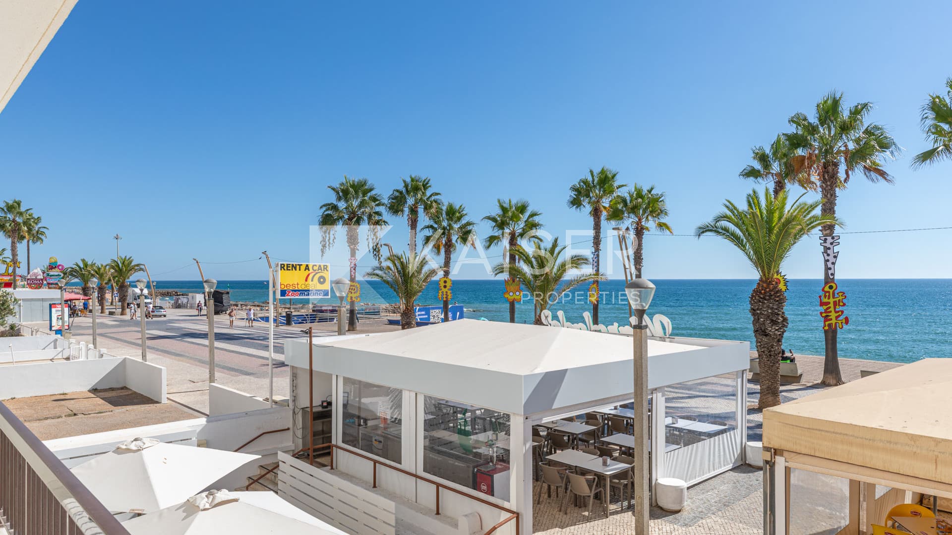 Beachfront 3-bedroom apartment, sea views