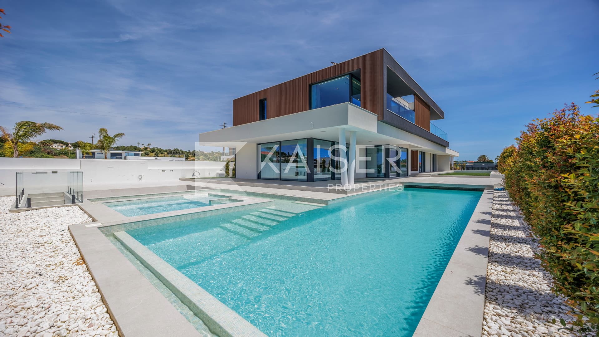 Villa with pool, elevator and garage, near the beach and golf