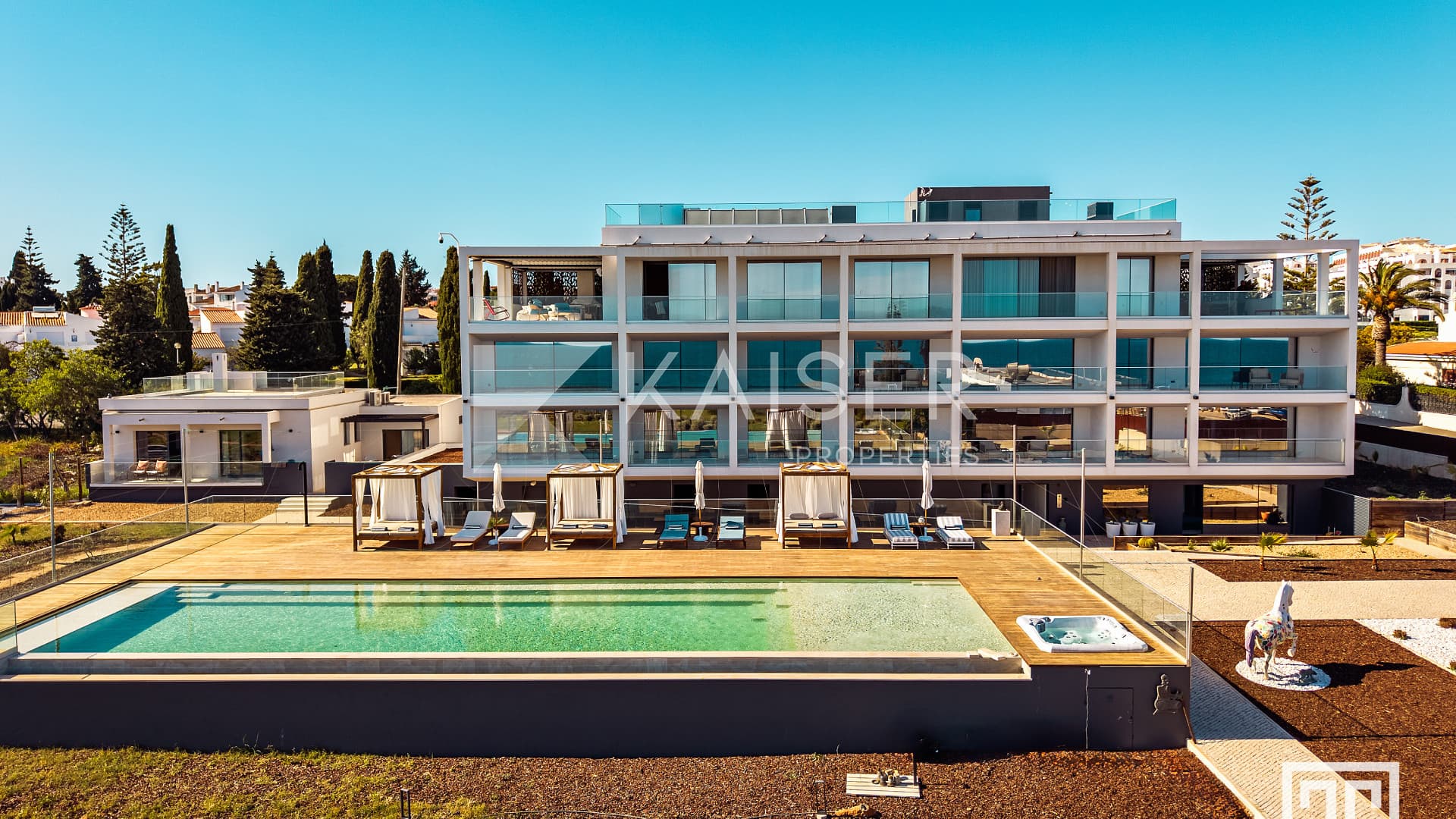 Sea-front mansion, walking distance to the beach
